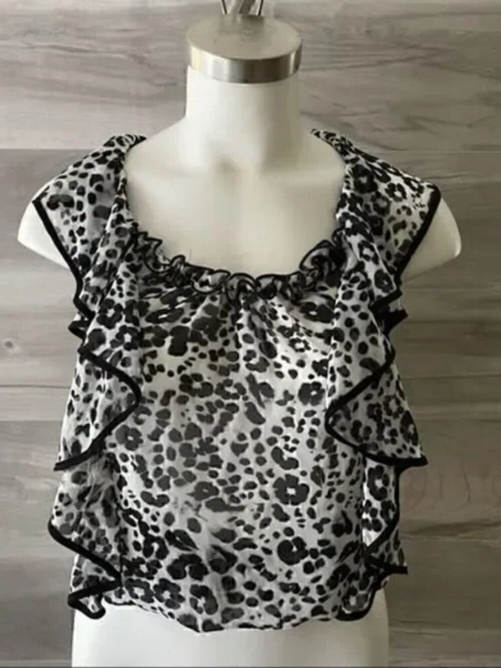 Express Womens Sleeveless Animal Print Ruffled Crewneck Blouse Size XS - Picture 3 of 8